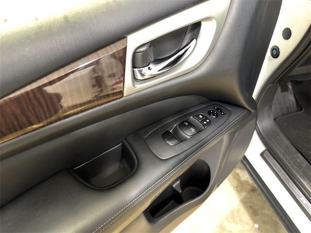 2016 Nissan Pathfinder Base