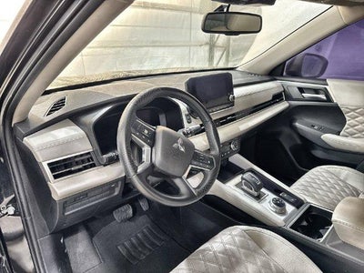 2023 Mitsubishi Outlander Base