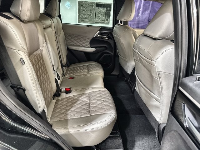 2023 Mitsubishi Outlander Base