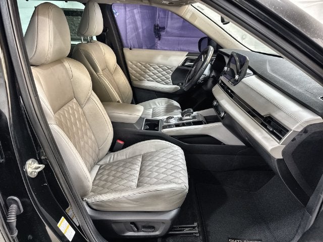 2023 Mitsubishi Outlander Base