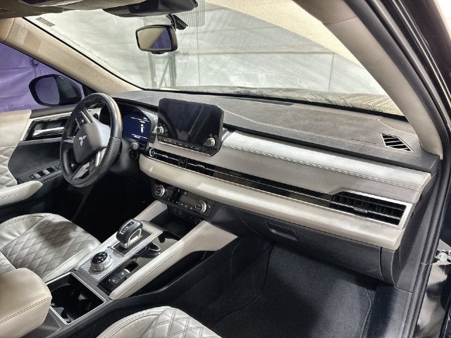 2023 Mitsubishi Outlander Base