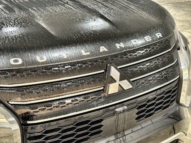 2023 Mitsubishi Outlander Base